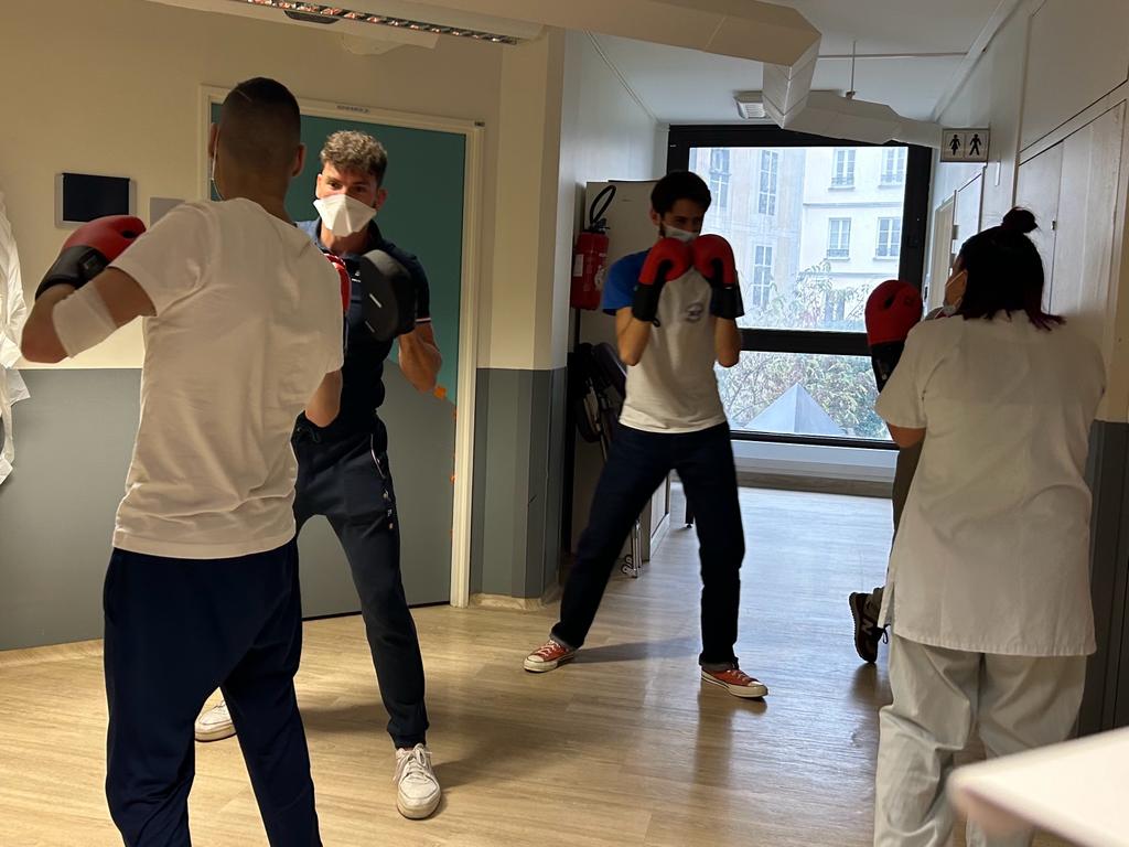 Organisation d'une activité Boxe à l'Hôpital Saint Louis avec nos soignants.